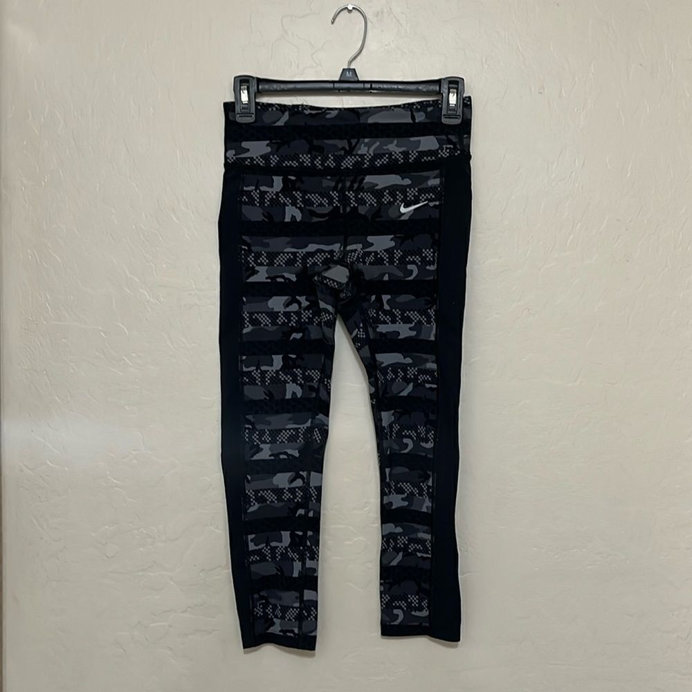Nike Dri Fit Black Design Casual Athletic Workout Athleisure Cropped Leggings